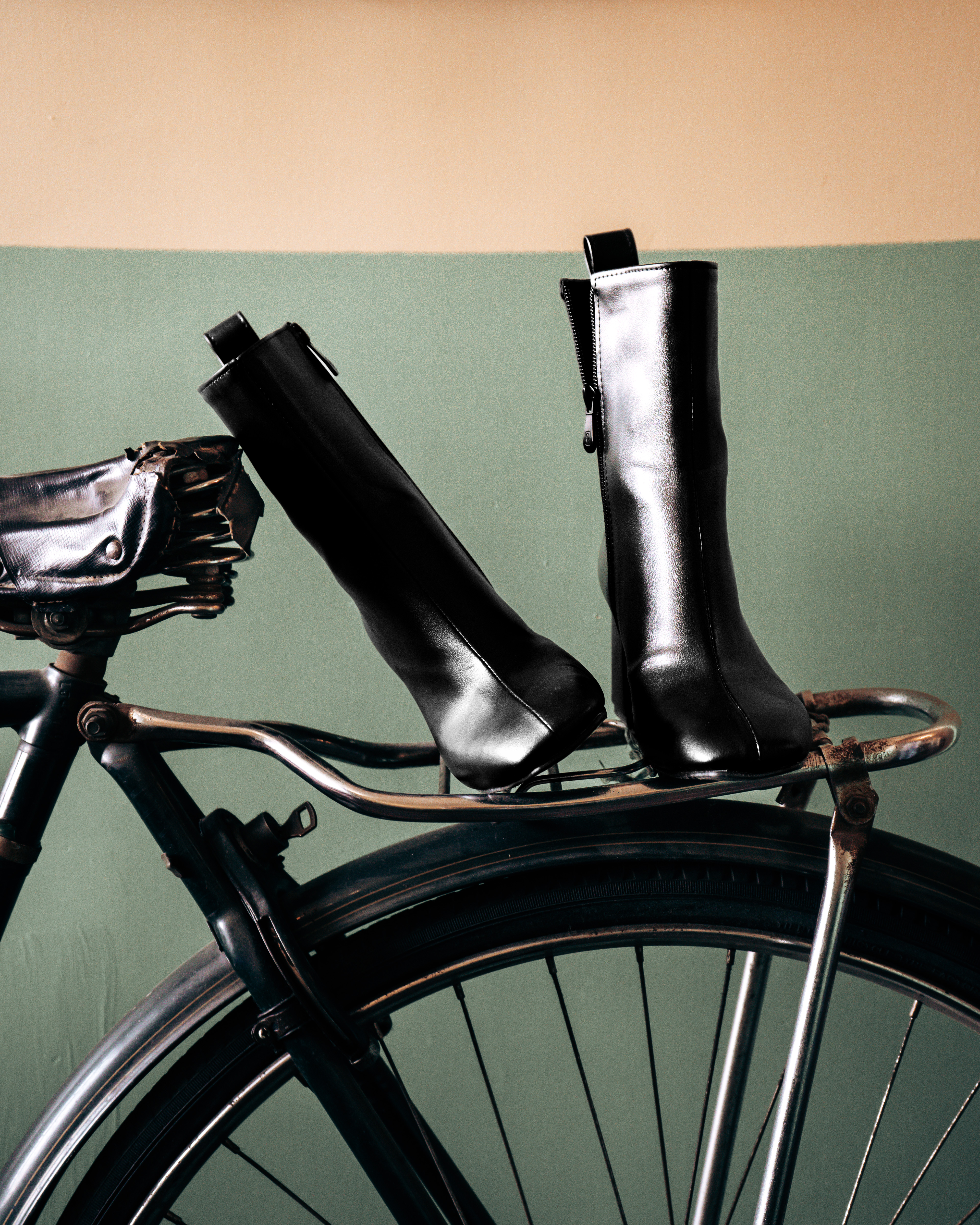 انتخاب کفش و نیم‌بوت مناسب برای فصل سرما و باران: جنس و مقاومت در برابر رطوبت