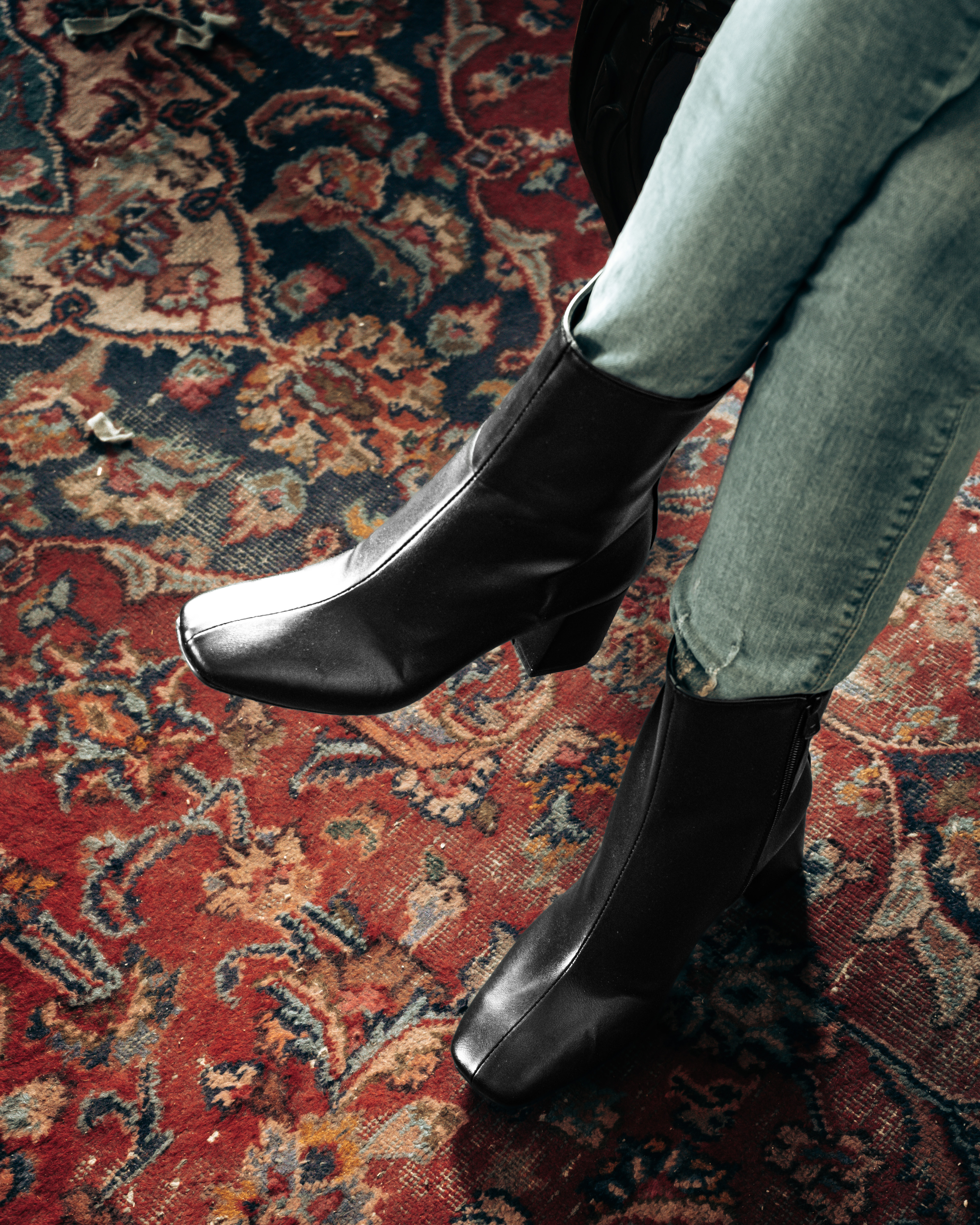 چطور نیم‌بوت زنانه‌ای برای پیاده‌روی طولانی انتخاب کنیم؟ | راحتی و استایل در هر قدم